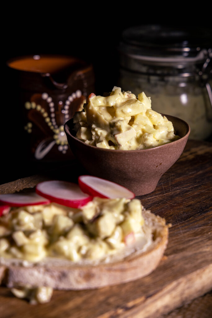 Veganer Curry-Geflügelsalat mit cremiger Curry-Mayo.