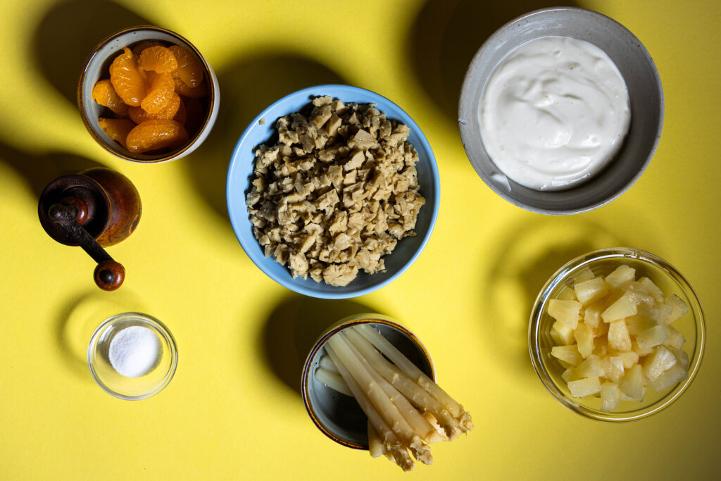 Alle Zutaten für veganen Geflügelsalat.