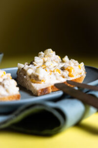 Veganer Geflügelsalat, dick belegt, auf einer Scheibe Brot.