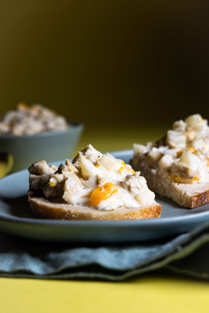 GeVlügelsalat auf Brot.