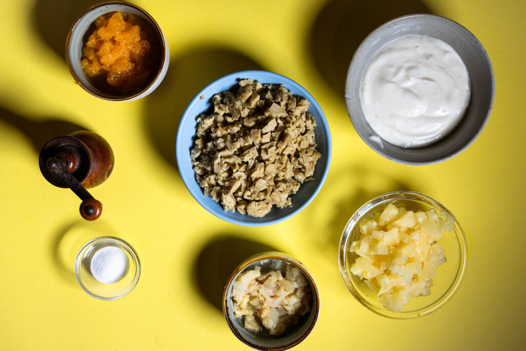 Alle Zutaten für veganen Geflügelsalat. Klein geschnitten.