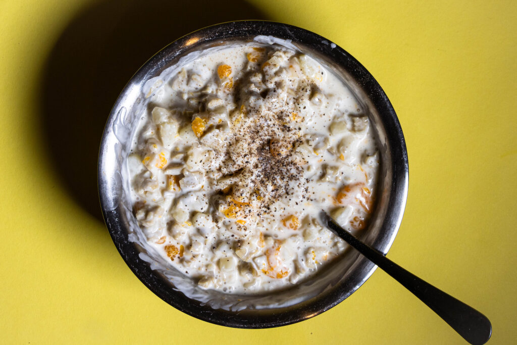 Veganer Geflügelsalat wird in einer Schüssel zubereitet.