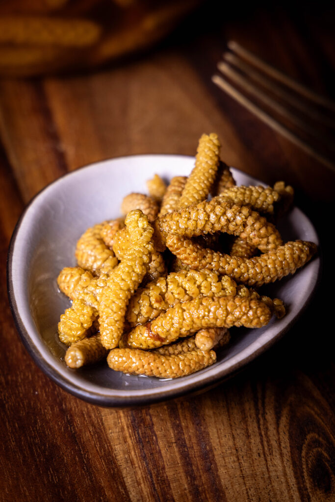 Haselkätzchen-Pickles in einer kleinen Schale