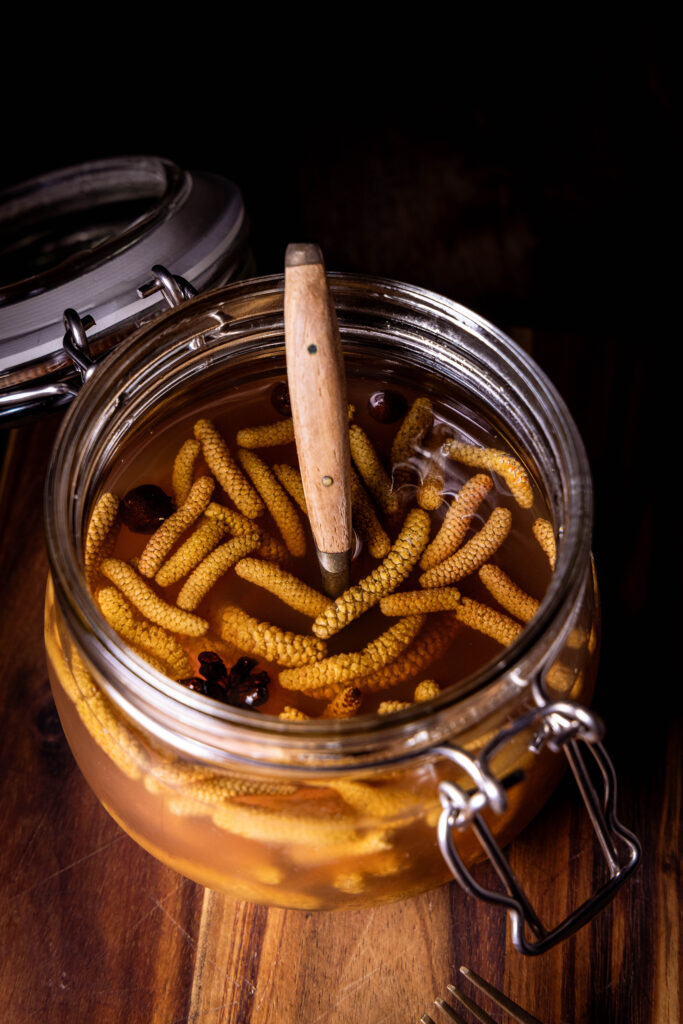 Haselkätzchen-Pickles in einem Weckglas