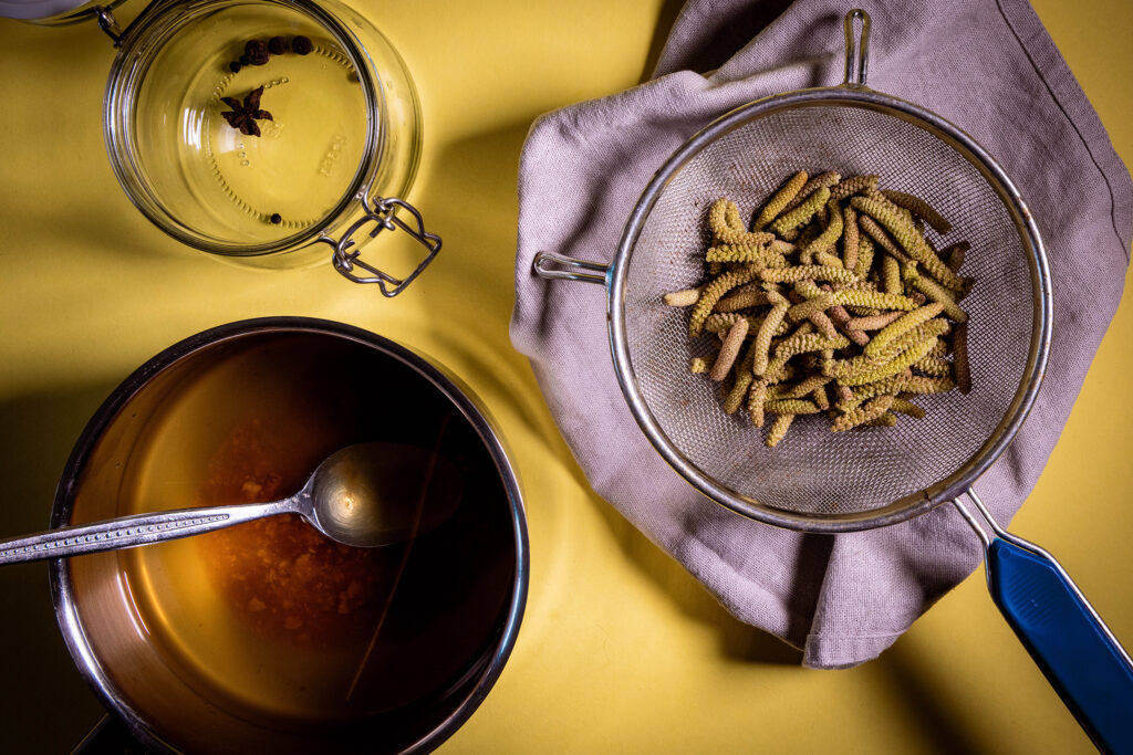 Alle Zutaten für die Haselkätzchen-Pickles.