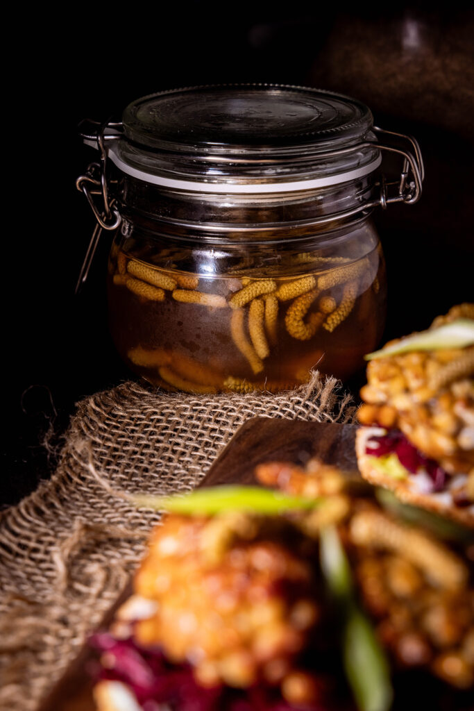 Haselkätzchen-Pickles in einem Weckglas
