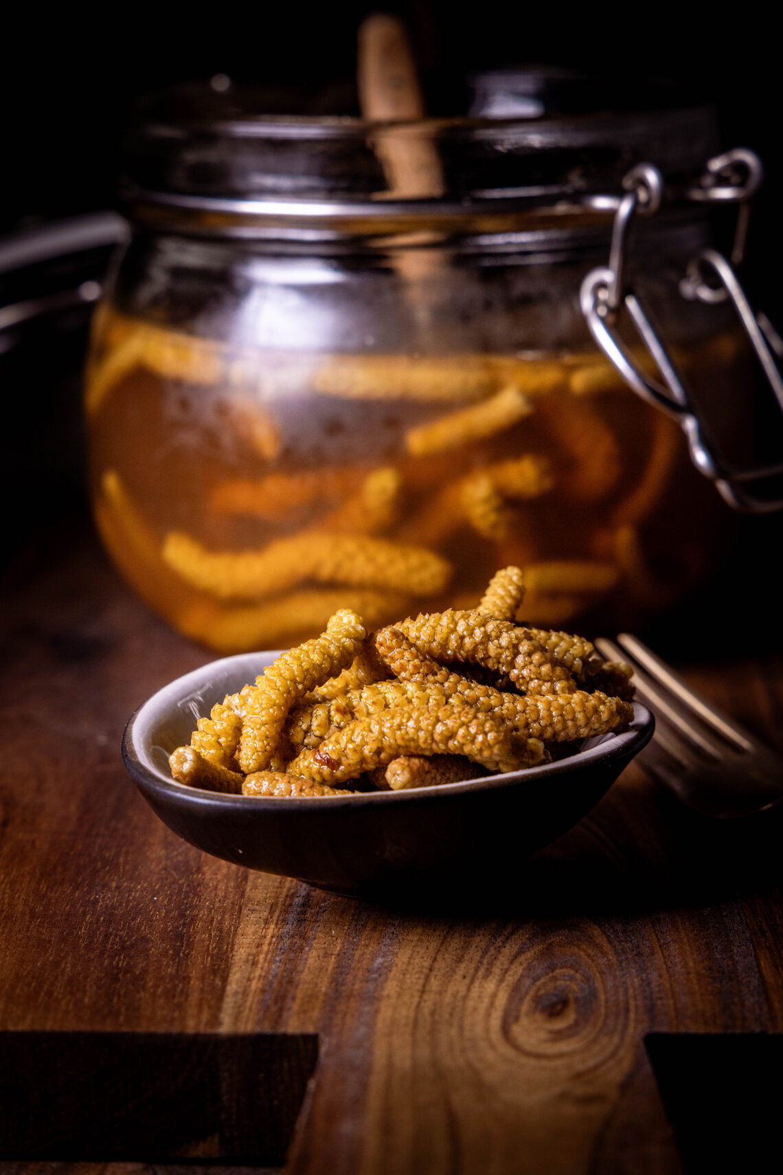 Haselkätzchen-Pickles - süß-sauer eingelegte Haselblüten, in einer Schale und in einem Weckglas