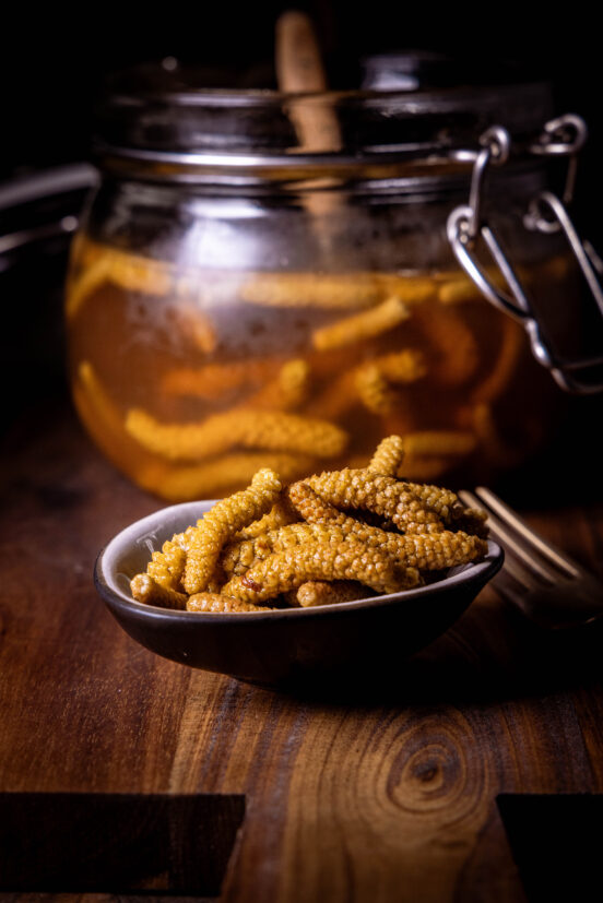 Haselkätzchen-Pickles - süß-sauer eingelegte Haselblüten, in einer Schale und in einem Weckglas