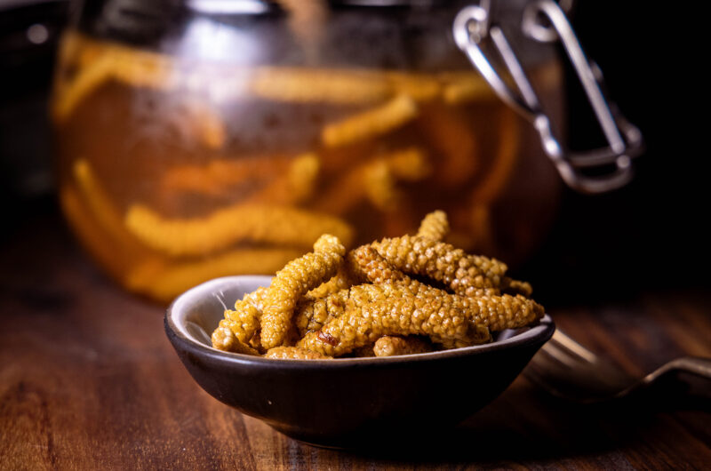 Haselkätzchen-Pickles - süß-sauer eingelegte Haselblüten