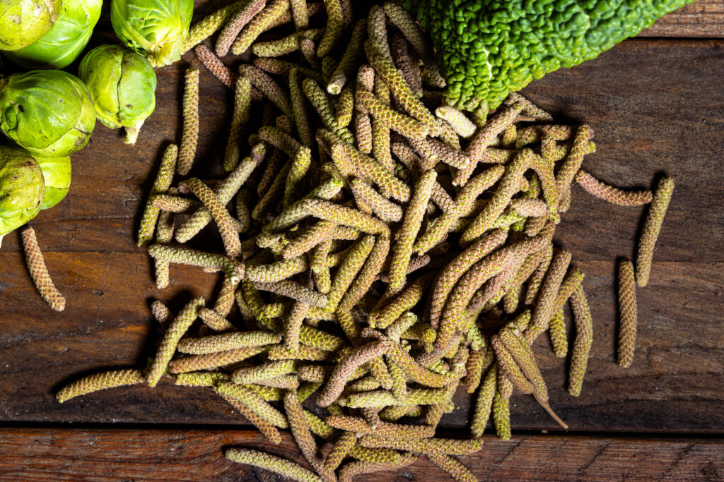 Haselkätzchen auf einem Holztisch