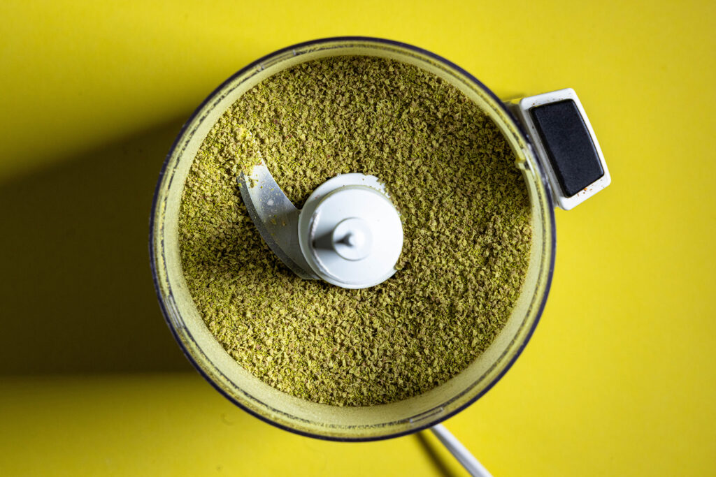 Haselkätzchenmehl, frisch gemahlen, in einer Küchenmaschine.