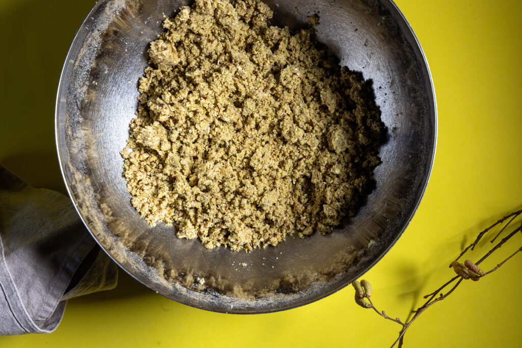 Ein Haselnussmürbeteig mit Haselkätzchenmehl wird zubereitet.