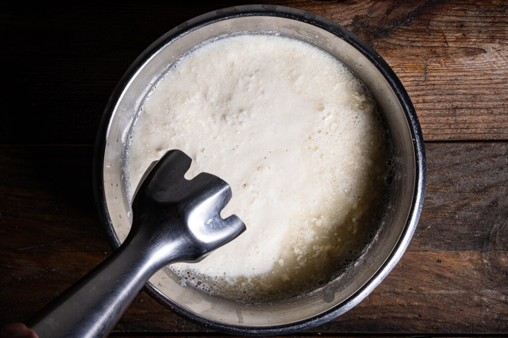 Sojakefir wird in einer Schüssel püriert.