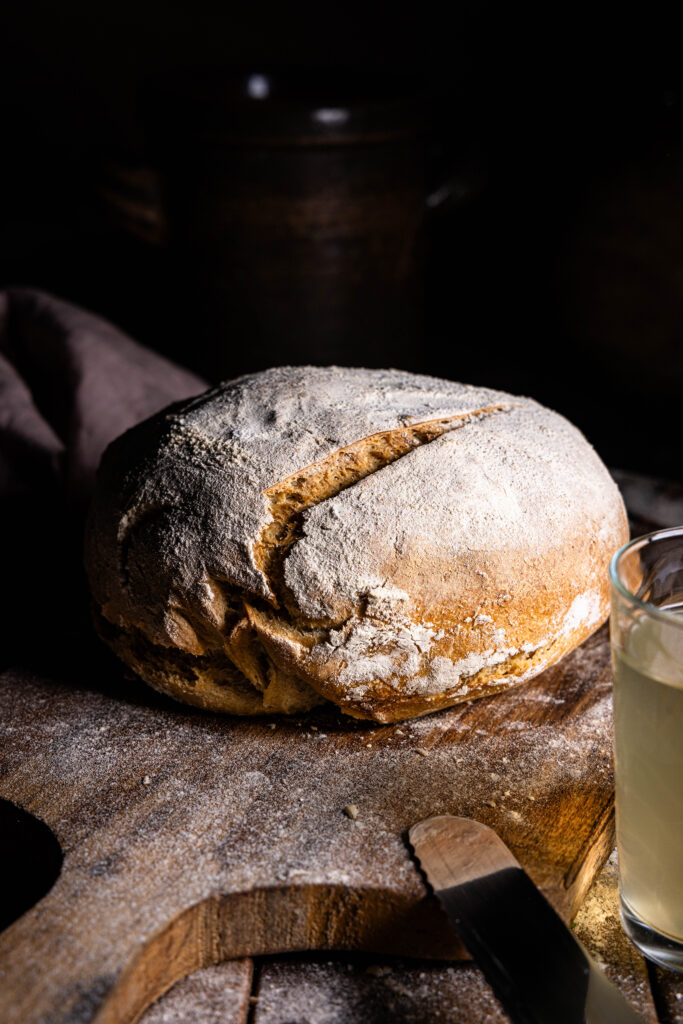 Kefir-Roggenbrot frisch gebacken auf einem Holzbrett.