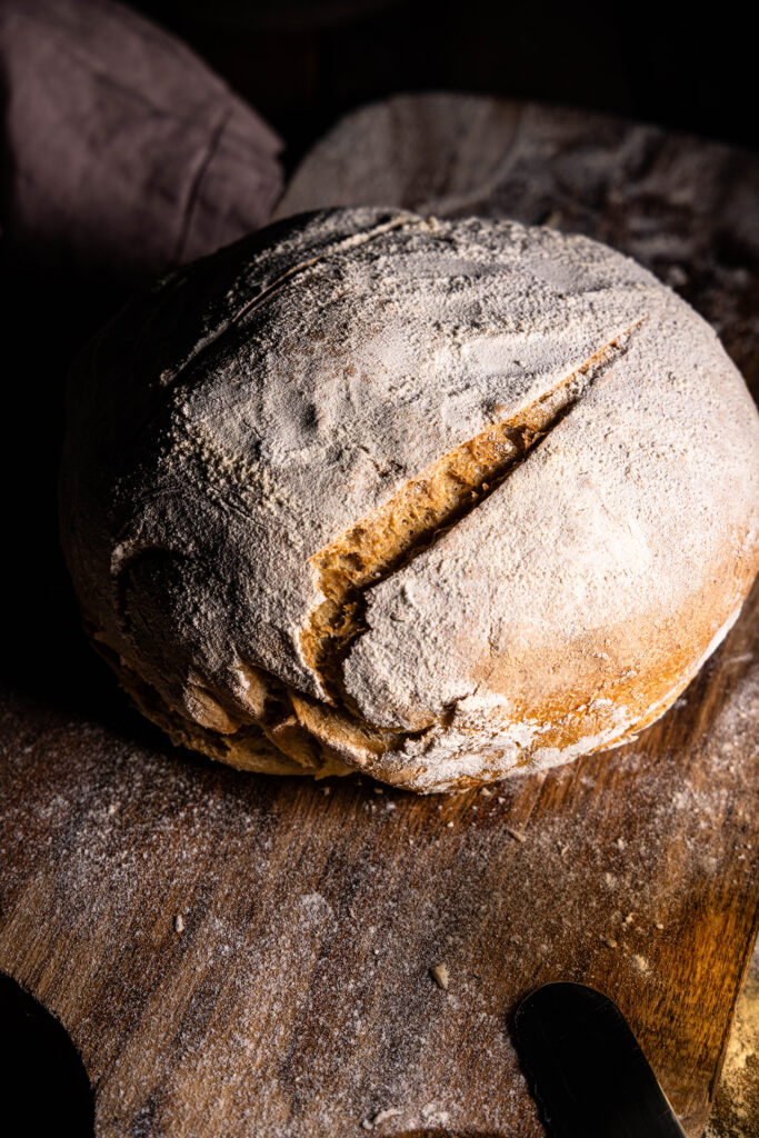 Ein Kefir-Roggen-Brot auf einem Holzbrett.