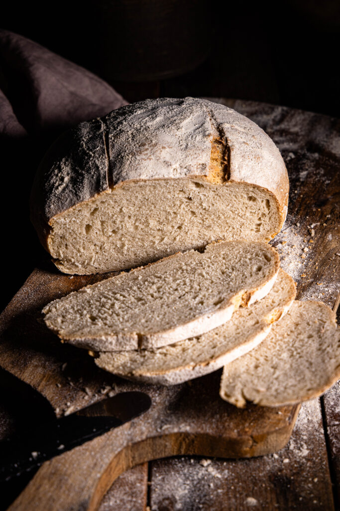 Kefir-Roggenbrot angeschnitten auf einem Holzbrett