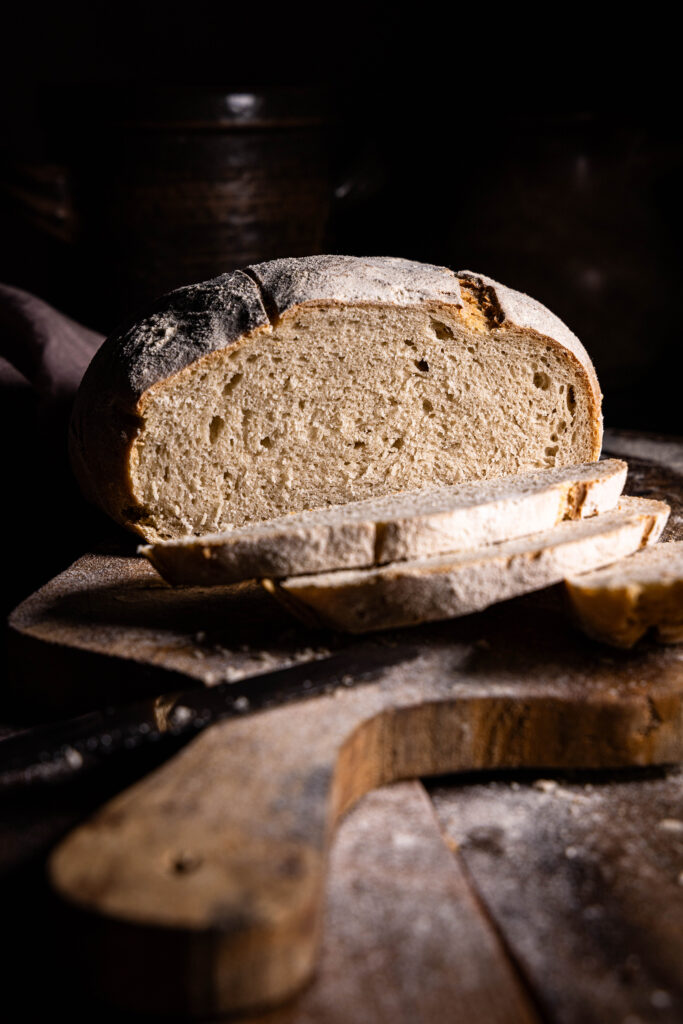 Kefir-Roggen-Brot - ohne Hefe oder Sauerteig - mit Sojakefir, angeschnitten auf einem Holzbrett