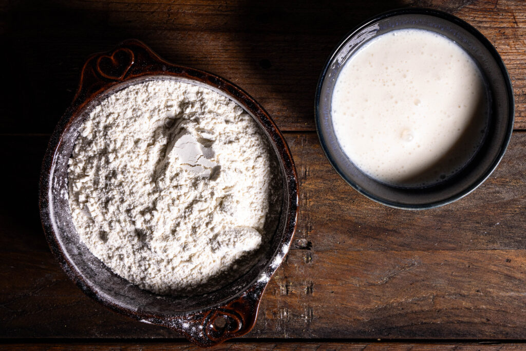 Sojakefir und Mehl in Schalen