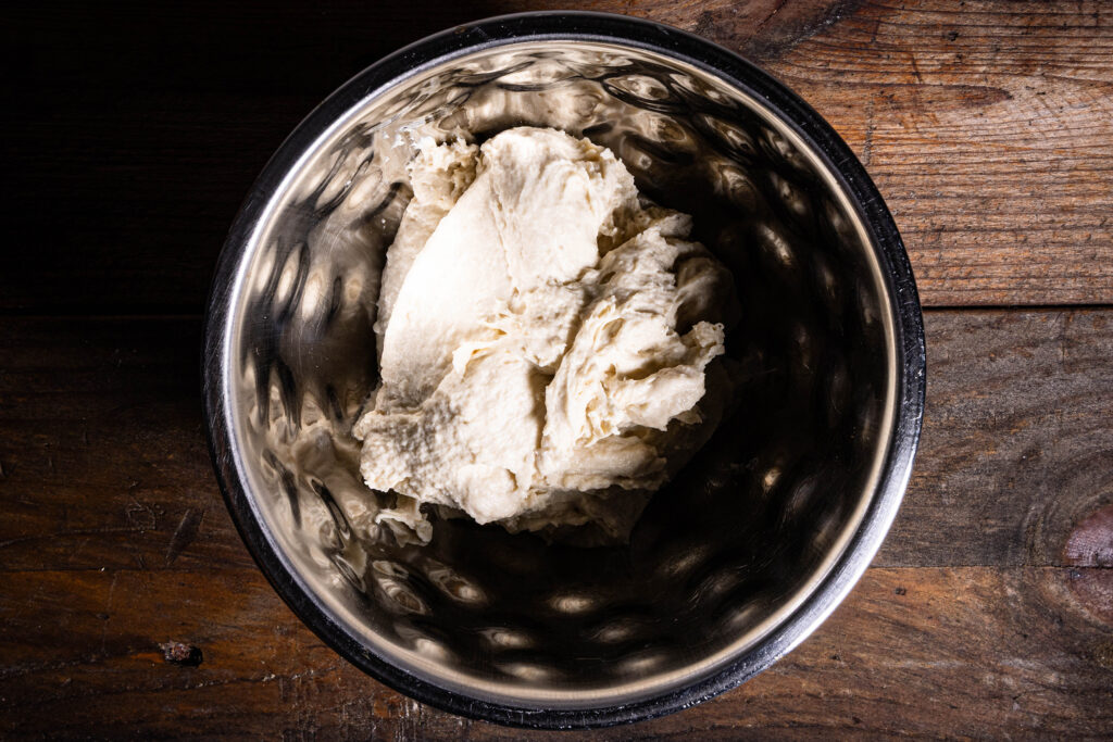 Ein Vorteig auf Kefirbasis in einer Schüssel