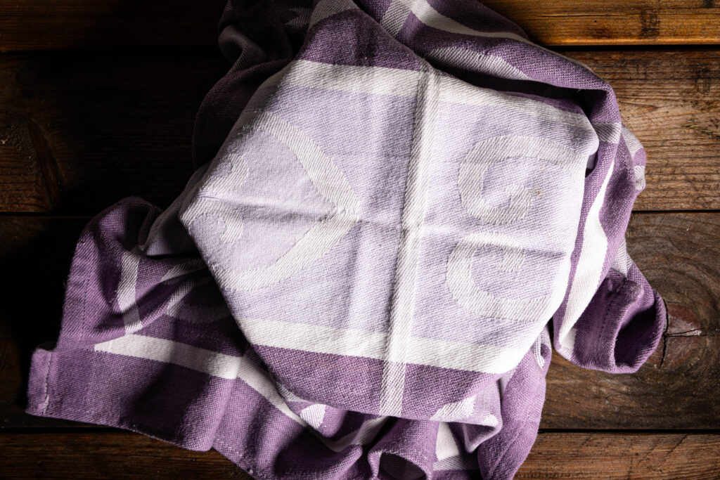 Eine Schüssel mit einem Küchenhandtuch abgedeckt.