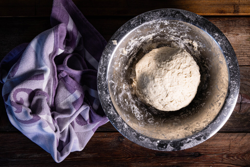 Ein Kefir basierter Botteig in einer Schüssel.