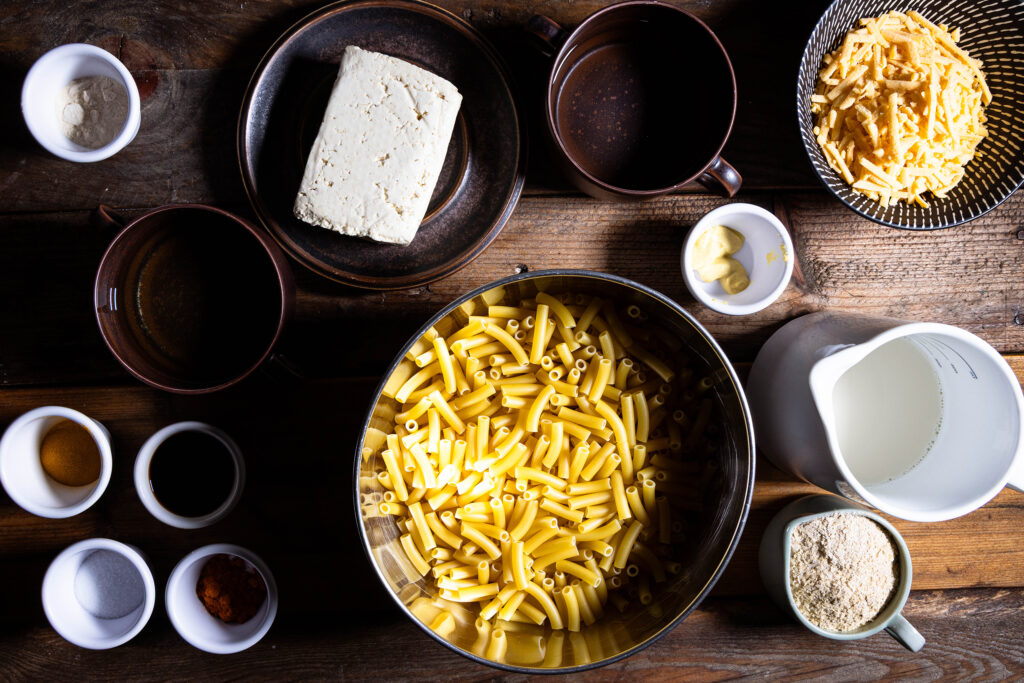 Alle Zutaten für die veganen Maccaroni and Cheese.