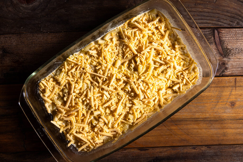 Eine Auflaufform mit veganen Maccaroni and Cheese, bereit für den Ofen.