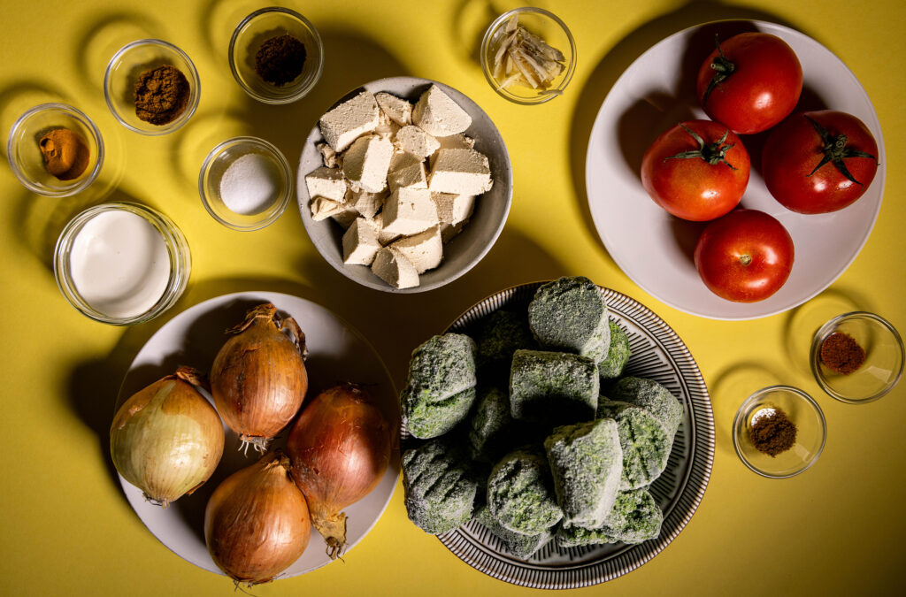 Alle Zutaten für das vegane Palak Paneer.