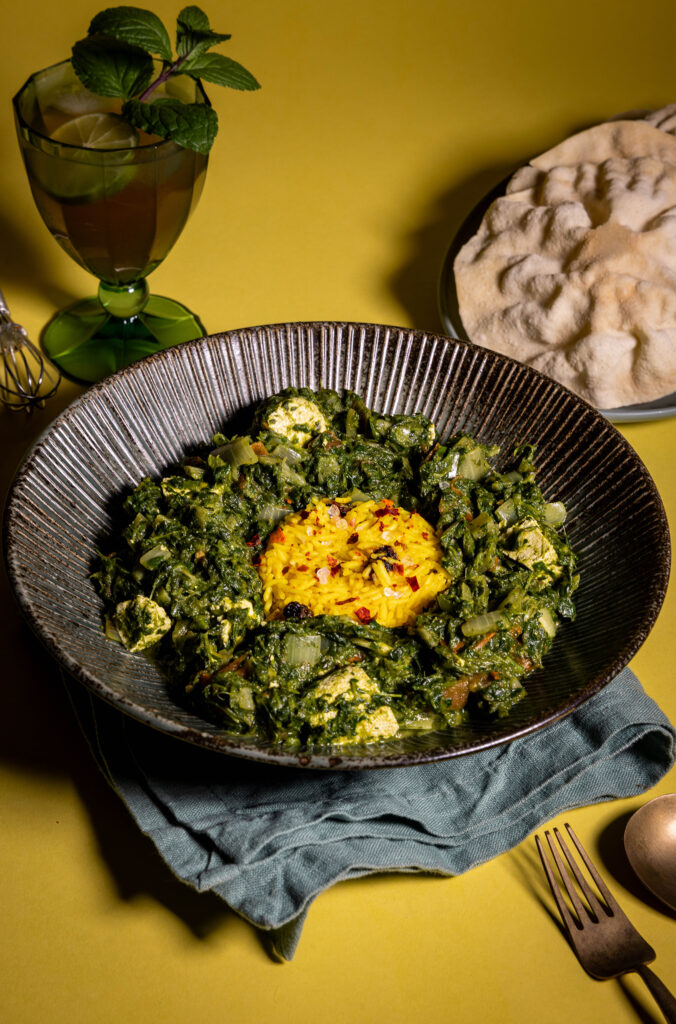 Palak Paneer – mit Reis und Papadam als Beilagen.