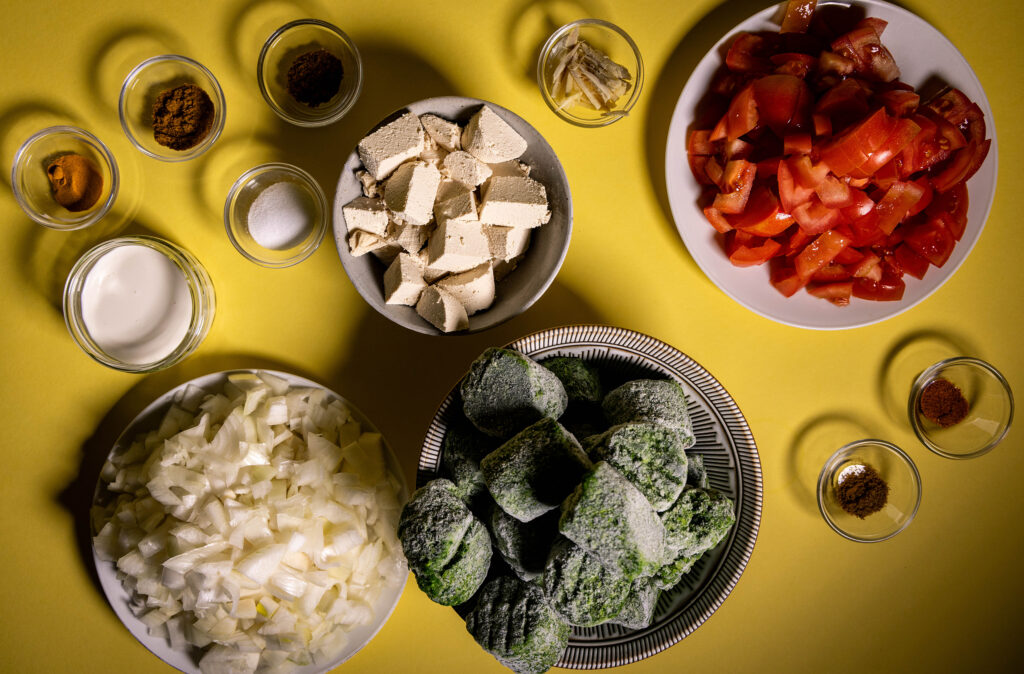 Alle Zutaten für das vegane Palak Paneer.