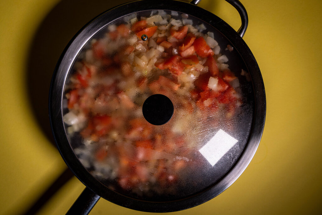 Tomaten, Zwiebeln und Gewürze braten in einer Pfanne mit Gewürzen.