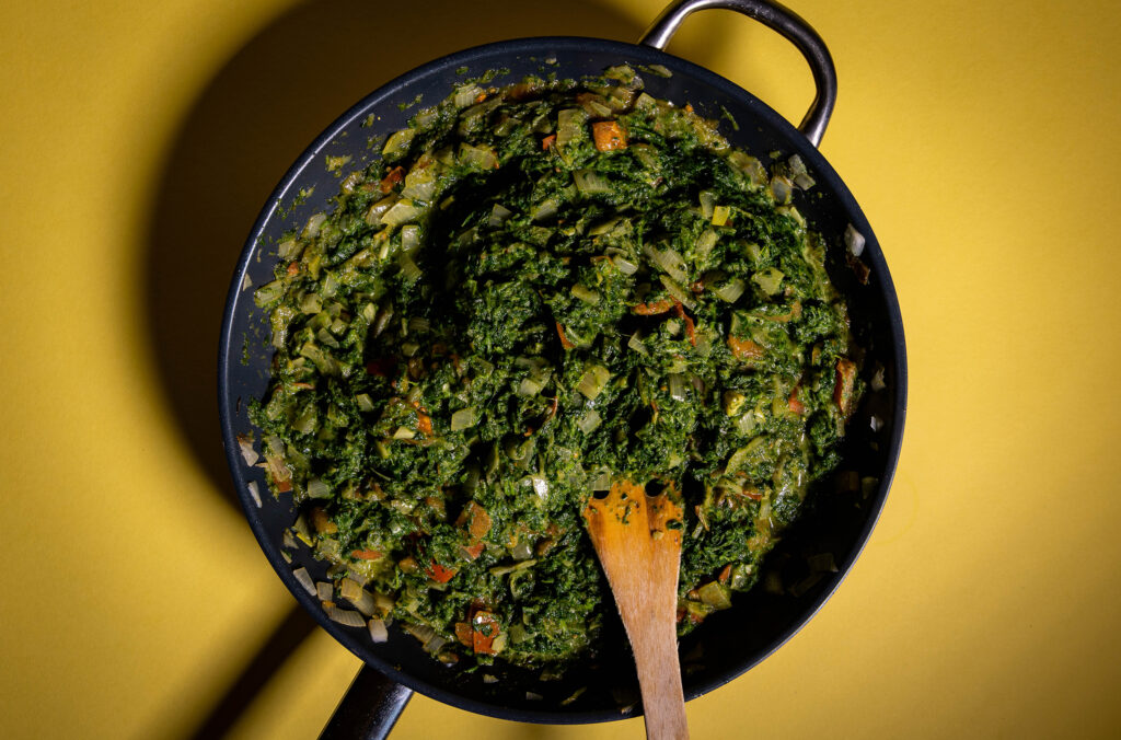Veganes Palak in einer Pfanne.
