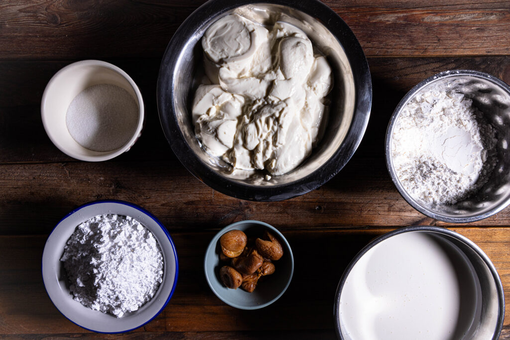 Alle Zutaten für die vegane Käseschicht des Pfirsichkuchens.