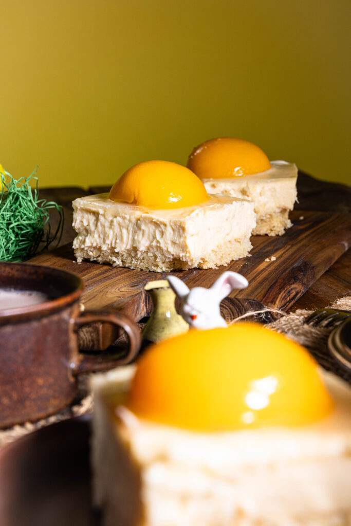 Veganer Pfirsich-Käsekuchen mit fermentierten Aprikosen