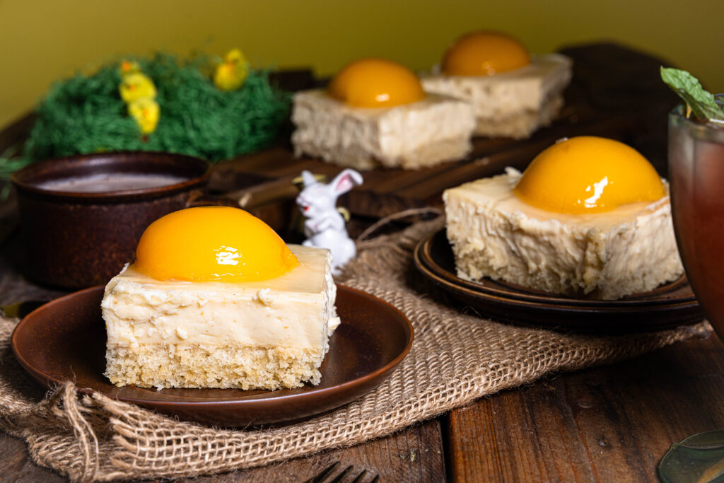 Veganer Pfirsich-Käsekuchen mit fermentierten Aprikosen auf Biskuitboden