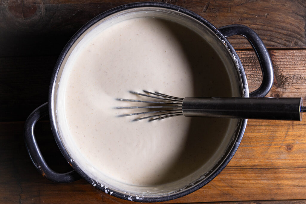 Eine vegane Käsekuchenmasse wird zubereitet.