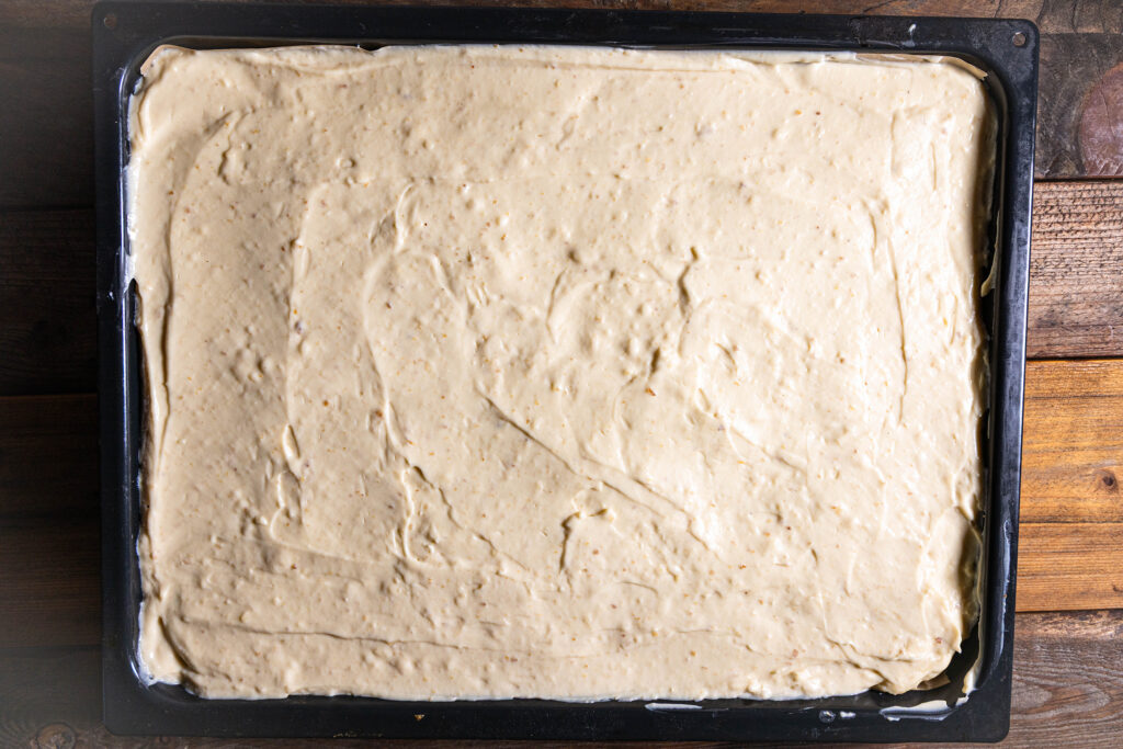 Eine vegane Käsekuchenmasse auf einem Backblech.