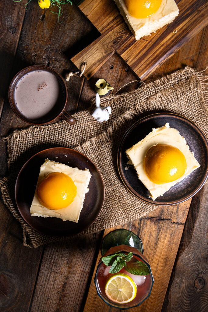 Veganer Pfirsich-Käsekuchen mit fermentierten Aprikosen
