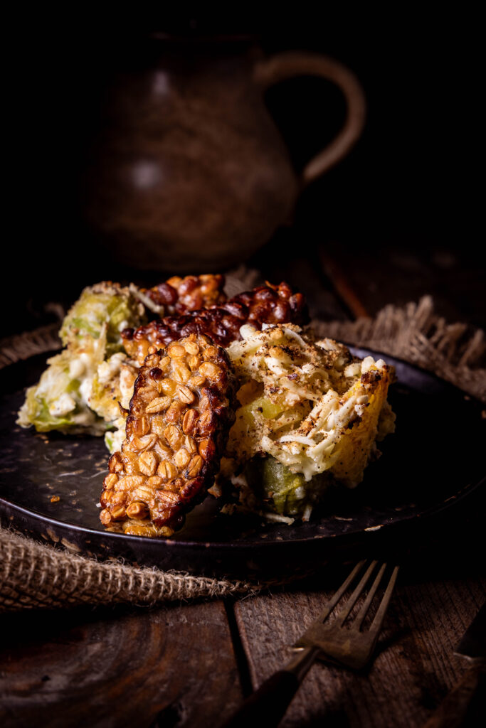 Geräucherter Tempeh angebraten als Topping auf gratiniertem Rosenkohl