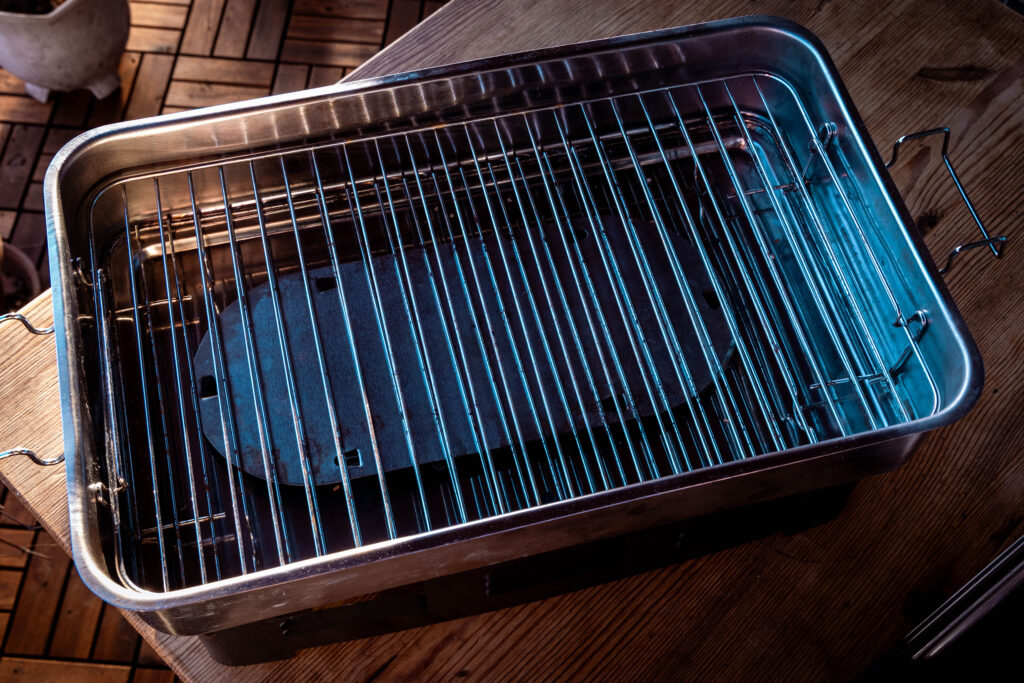 Ein offener, leerer Tischräucheröfen