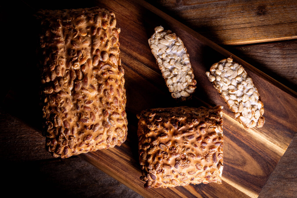 Geräucherter Tempeh auf einem Holzbrett