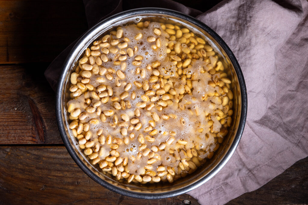 Sojabohnen weichen in Wasser ein.