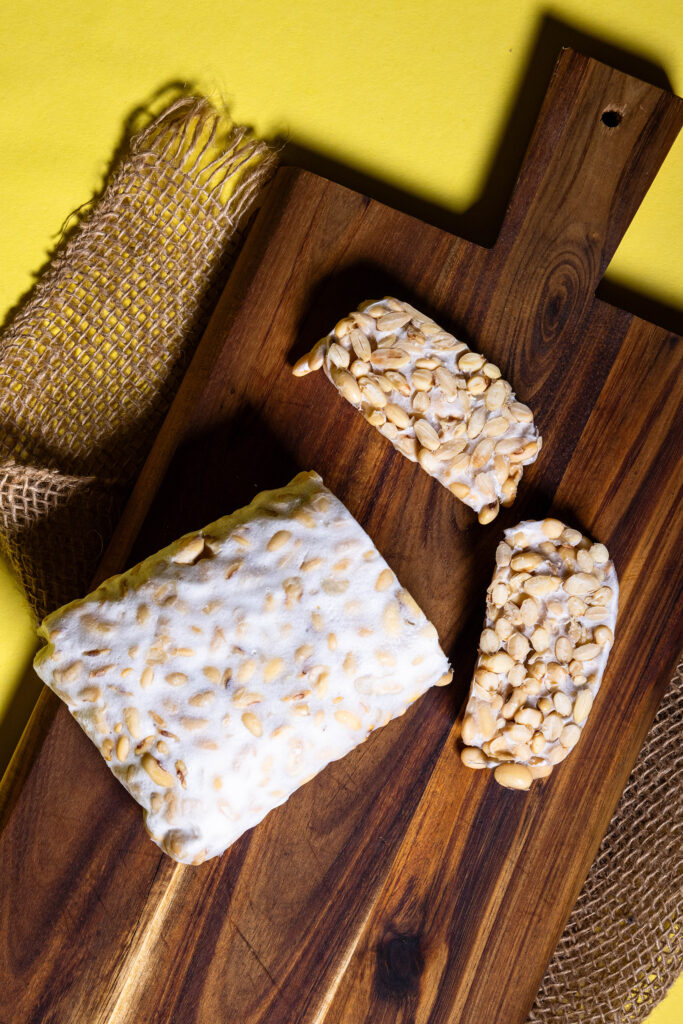 Selbstgemachter Tempeh, angeschintten auf einem Holzbrett