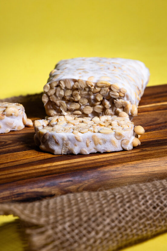 Selbstgemachter Tempeh, angeschintten auf einem Holzbrett