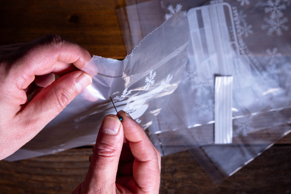 Gefierbeutel werden mit einer Stecknadel perforiert.