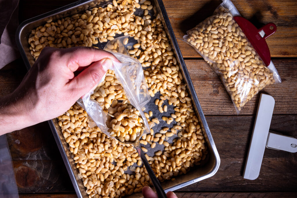 Sojabohnen werden in Gefrierbeuten gefüllt.