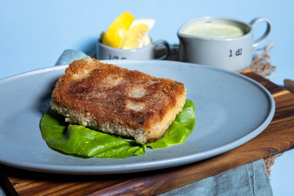 Tofu-BackVisch in knuspriger Panade mit einem Spritzer Zitrone und selbstgemachter veganer Remoulade