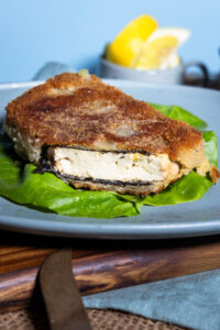 Tofu-BackVisch in knuspriger Panade, angeschnitten auf einem Teller