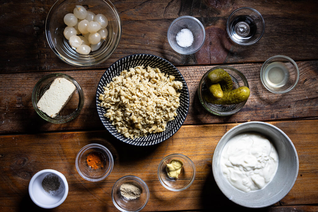 Alle Zutaten für den veganen Fleischsalat.