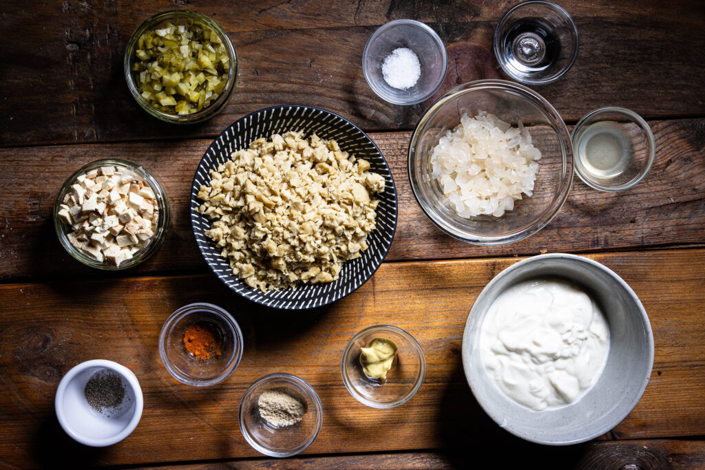 Alle Zutaten für den veganen Fleischsalat.